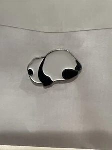 Panda liegend Brosche Anstecknadel Emaille Anstecker Brosche Rucksack Schmuck Geschenk - Bild 1 von 3