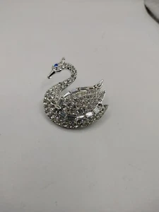 VTG PIN/BROOCH Clear Colorless stones Swan Baguette & Rounds Blue Eyes - Picture 1 of 8