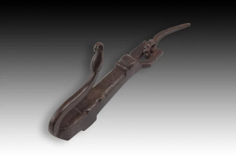 Doorknocker with snake. wrought iron. Spanish school, 18th century Cover