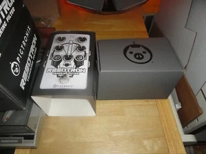NEW Pigtronix Resotron Envelope Tracking Filter ELECTRIC guitar Pedal Synth - Picture 1 of 2