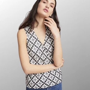 Camiseta sin mangas Maeve para mujer 6 negra blanca floral Coralie Anthropologie bordada - Imagen 1 de 14
