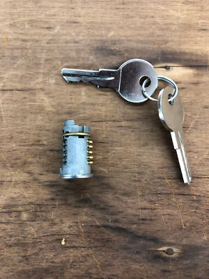 WILLYS JEEP WAGON CAMIÓN ARRANQUE INTERRUPTOR DE ENCENDIDO BLOQUEO CILINDRO CON LLAVES OEM NOS Foto 1 de 4