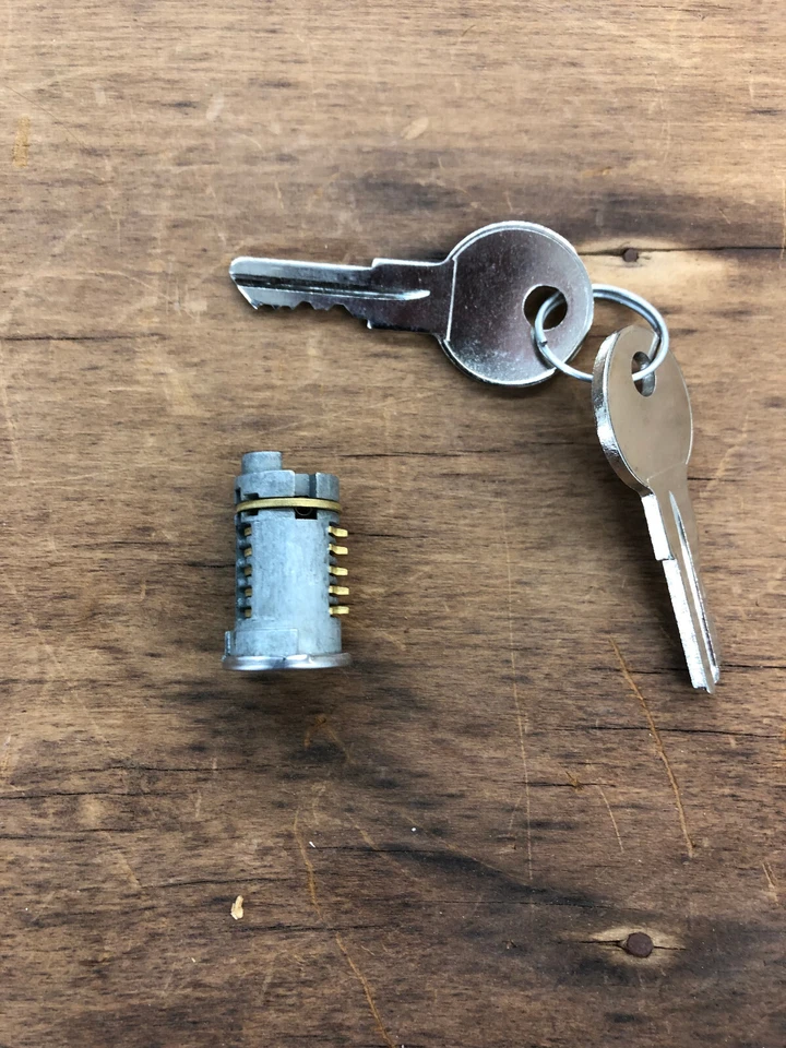 ЦИЛИНДР ЗАМКА ЗАЖИГАНИЯ СТАРТЕРА ГРУЗОВИКА ДЖИПА WILLYS С КЛЮЧАМИ ОТ ОРИГИНАЛЬНОГО ПРОИЗВОДИТЕЛЯ НОВЫЙ ИЗ СТАРЫХ ЗАПАСОВ - Изображение 1 из 4