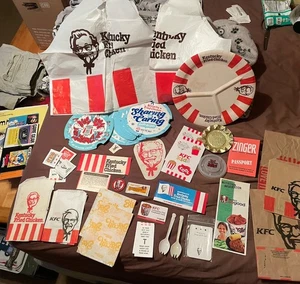 VINTAGE (KFC) KENTUCKY POLLO FRITTO sacchetti-posacenere-PISOLINO BAGNATO-piatto-maiale e altro - Foto 1 di 12