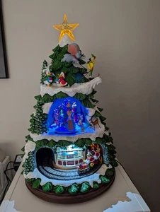 Árbol de vacaciones animado COSTCO Disney con luces LED de música canciones navideñas caja abierta - Imagen 1 de 17