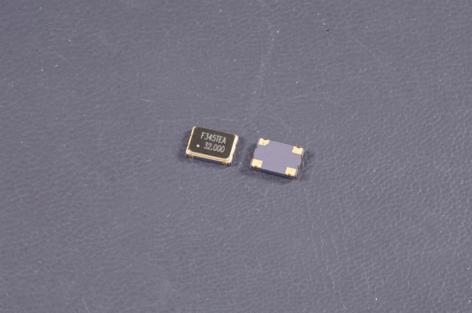 Lot of 2 F3345-320 Fox Electronics HCMOS Oscillator 32.000 MHz 5V 100ppm SMT NOS - Image 1 of 1