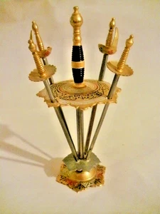 JUEGO DE 4 ESPADAS Y SOPORTE ENTREMESES TOLEDO PALITOS DE CÓCTEL AÑOS 60 APERITIVO METAL - Imagen 1 de 13