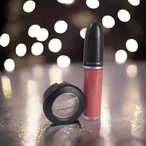 MAC Eye Shadow - L.E.S. Artiste Frost and MAC Back In Vogue Liquid Lip Color SET - Picture 1 of 11