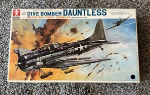 Bandai Vintage Dive Bomber DAUNTLESS Modellflugzeug 1/50 - Bild 1 von 4