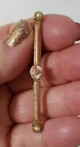 Vintage Bar Stil Brosche Anstecknadel emailliert Rose Kunstperle goldfarben - Bild 1 von 5