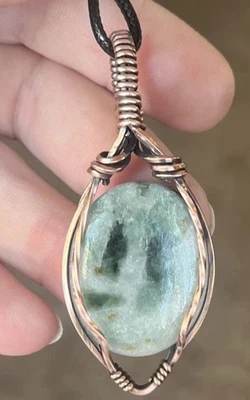 Turmalina verde em quartzo ~ Pingente feito à mão envolto em fio de cobre sólido 9e - Imagem 1 de 4