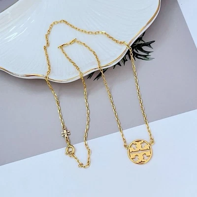 ¡Oferta de verano! Colgante de oro con logotipo de Tory Burch💛🧡18 pulgadas Foto 1 de 4