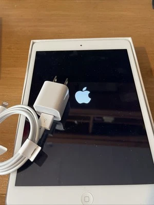 Apple iPad mini 1st Generation. 16GB, Wi-Fi, 7.9 in - White & Silver Excellent  - Image 1 of 4