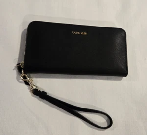Calvin Klein Women's Black Clutch Wristlet Wallet Removeable Handle Zip Closure - Picture 1 of 12