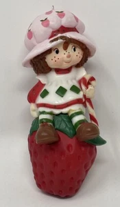 Erdbeer Shortcake sitzend auf Erdbeere mit Zuckerstange Weihnachtsschmuck - Bild 1 von 6