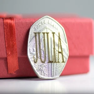 personalisierte Münze individuelle Münze graviert Sammlerstück Geburtstag Weihnachtsgeschenk 50p - Bild 1 von 1