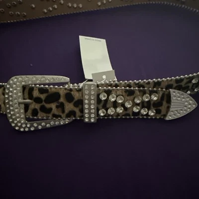 Cinturón vaquero de cuero PU con estampado de piel sintética de leopardo con tachuelas de estrás Foto 1 de 4