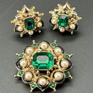 Vintage Coro Brooch & Screw Back Earrings Emerald Color Stone Faux Pearl Cluster - Picture 1 of 9