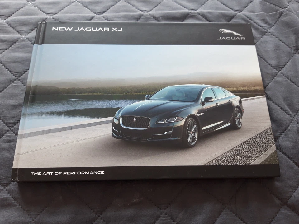 2016 Jaguar XJ в твердом переплете брошюра проспект каталог английский США издание 92 страницы - Изображение 1 из 1