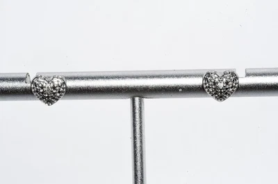 Aretes solitarios de corazón de diamantes naturales de 0,03 quilates de plata de ley de 0,03 quilates de $395 Foto 1 de 4