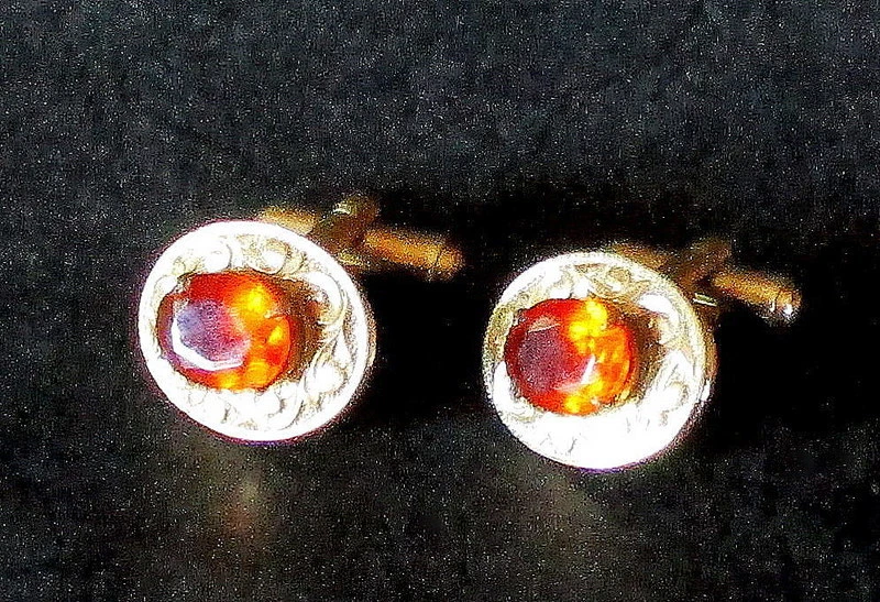 VINTAGE 1940'S ORNATE GILT JEWELED CUFFLINKS - Image 1 of 1