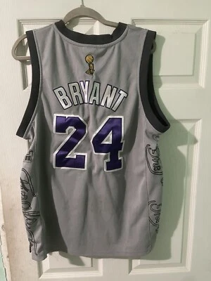 Camiseta NBA Majestic Kobe Bryant 2010 Finals #24 tamanho grande cinza Lakers - Imagem 1 de 3