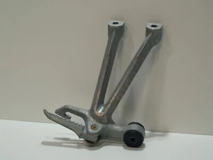 Clavija reposapiés original Suzuki GSXR 1000 07-08 K7/8 R/H Pillion 43600-21H00-000 - Imagen 1 de 4