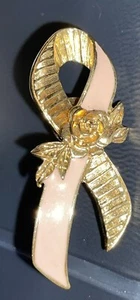 Cinta de cáncer de mama Avon en tono dorado y esmalte rosa con alfiler rosa - Imagen 1 de 3