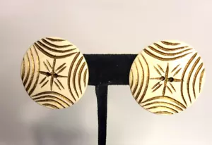 Pendientes Vintage Clip-On Botón Redondo Marrón Doblado Grande Texturizado - Imagen 1 de 7
