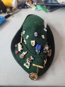 60s VINTAGE GERMAN TRAVEL SOUVENIR HAT PINS 23 LOT WITH HAT - Picture 1 of 12