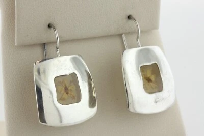 Pendientes artesanales de plata de ley 925 modernistas cuadrados recortados de resina con flores pequeñas Foto 1 de 4