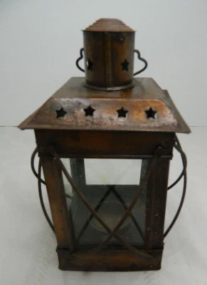 Linterna de luz de té de bronce con puerta y chimenea recortes de estrella 7,5" H con pátina India Foto 1 de 4