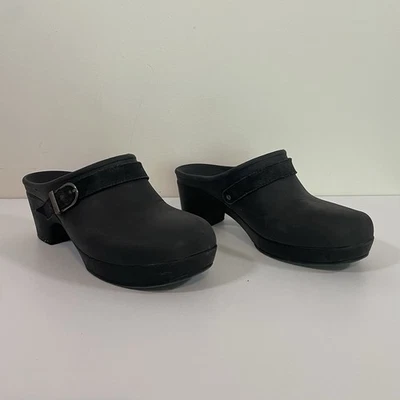 Zueco Crocs Sarah Mule Gamuza Correa Hebilla Deslizable 2" Tacón Negro Para Mujer 5 Foto 1 de 4