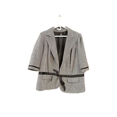 Jaqueta Blazer TORRID 3/3X Feminina Cetim Manga Frontal Preto e Branco Espinha de Arenque - Imagem 1 de 4