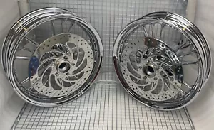 Indian Scout y Sixty RUEDAS CROMADAS DELANTERAS Y TRASERAS Y ROTORES 2013-23 DIRECTAS - Imagen 1 de 12