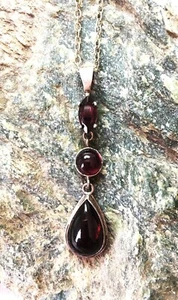 Natürlicher facettierter und schlichter Granat, Silber Handarbeit Anhänger. Gratis Sterling Kette - Bild 1 von 3