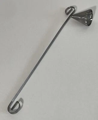 Tampón de velas prensadas de metal tono plata vintage Foto 1 de 4