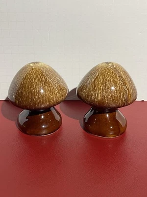 Juego de 2 cocteleras vintage de sal y pimienta por goteo marrón con champiñones de cerámica Hull Foto 1 de 4