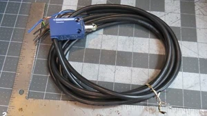 Telemecanique Osiswitch XCMD2102L3SGA Interruttore limite SPDT 1 NC/1 NO 15-240 VAC - Foto 1 di 7