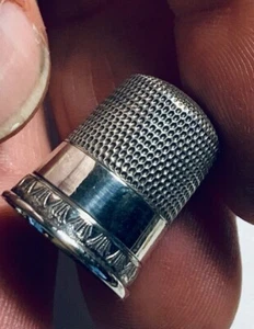 Vintage Sterling Thimble ( Shield )  ID. Number 271 - Picture 1 of 4