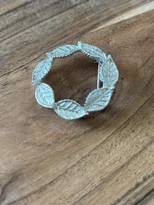 Vintage Gerry silberfarbene ovale Lorbeerblatt-Brosche signiert, 1,5 Zoll - Bild 1 von 4