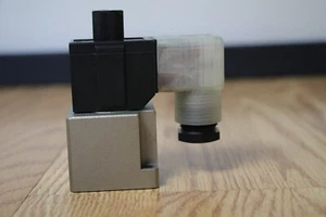 SMC Process Valve 24V -V0317-5DZ-Q - Picture 1 of 4