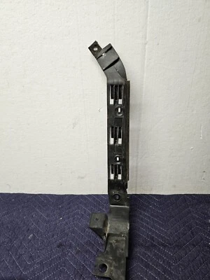 PARAGOLPES TRASERO DERECHO VOLKSWAGEN JETTA SEDAN 2004 SOPORTE GUÍA FÁBRICA Foto 1 de 4