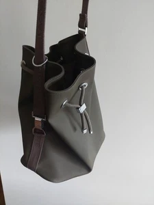 Bolso Bandolera Lacoste Grande Bucket Gris Mujer’s Retirado Leer - Imagen 1 de 17