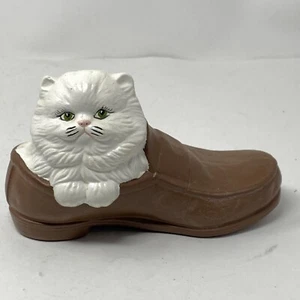 Vintage Ceramic White Cat Kitten in Shoe Loafer 1977 Home Decor Alberta Molds - Picture 1 of 5