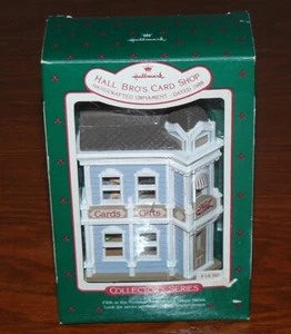 1988 Hallmark Ornament Nostalgic Houses and Shops #5 Hall Bro's Card Shop Nuevo de Lote Antiguo - Imagen 1 de 2