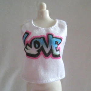 NEU! 2020 Barbie Extra Puppe weiß "LOVE" Graffiti Tank Top Fashionista Kleidung - Bild 1 von 2