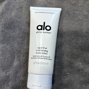 ALO Glow System Lozione Corpo Idratante Superfruit SIGILLATA 6,7 oz - Foto 1 di 1