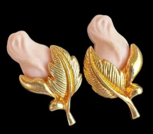 De colección. PENDIENTES PERFORADOS AVON PORCELANA ROSA FLOR TONO ORO #5 - Imagen 1 de 8