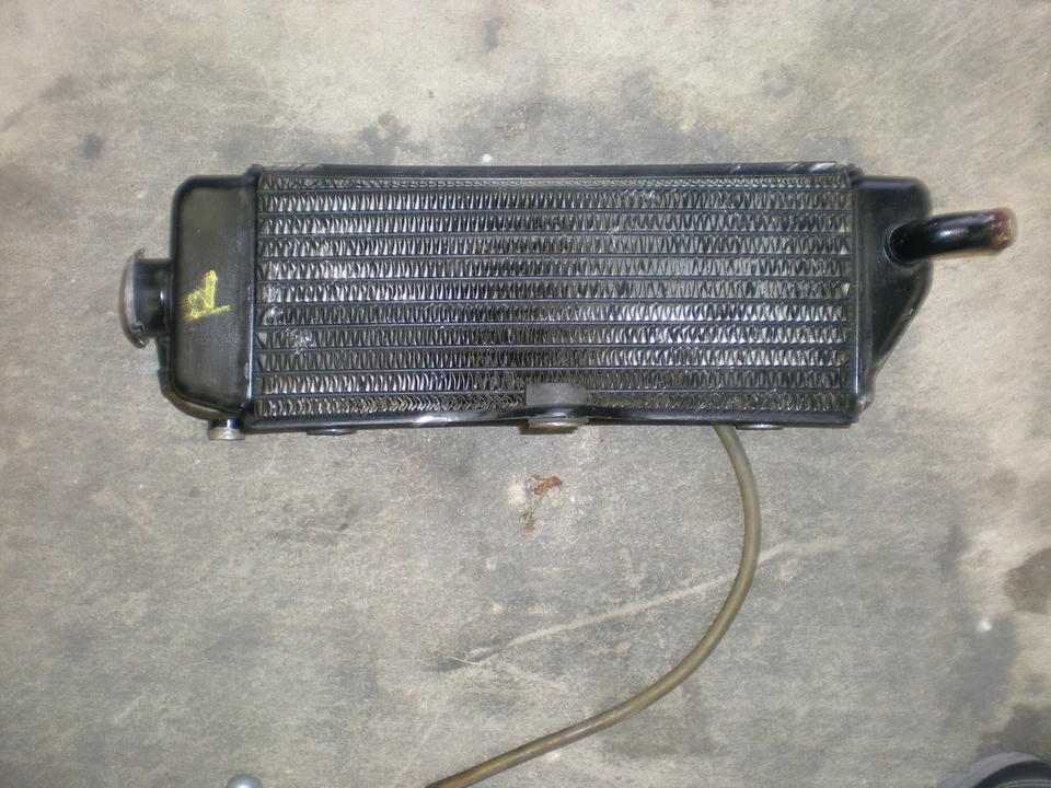 Radiador derecho Yamaha YZ 400 F YZ400 YZ400F 1999 Foto 1 de 1